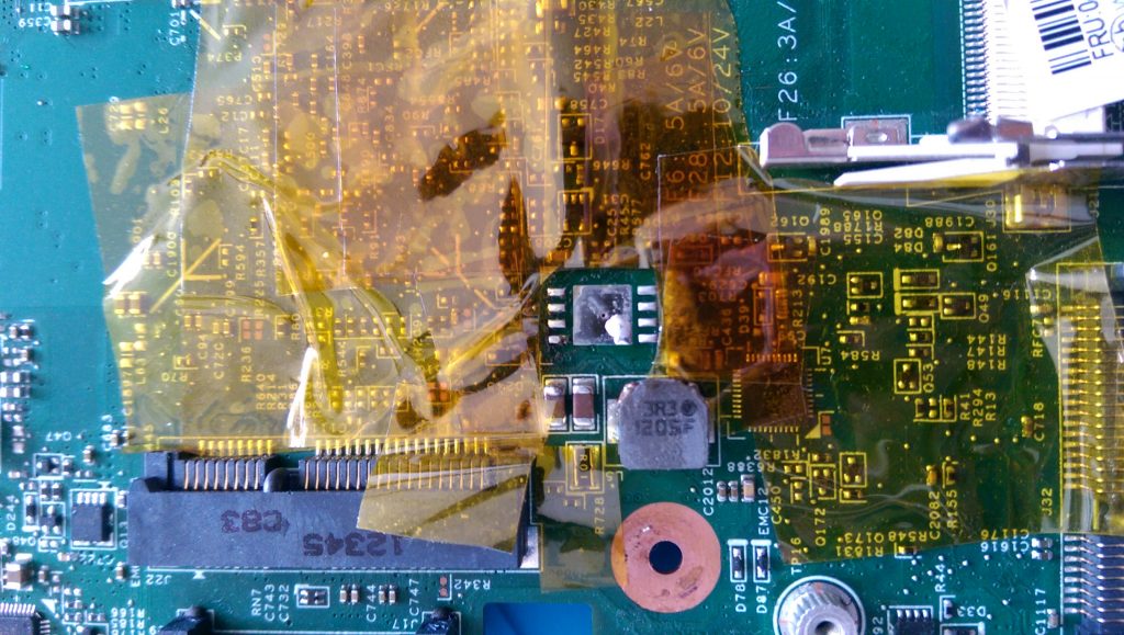 The chip finally came off the board without lifting any pads. &mdash; the Kapton-Tape has darkened a bit.