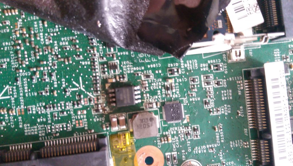 The new chip is soldered to the board, you can clearly see the alignment of the chip in the picture.